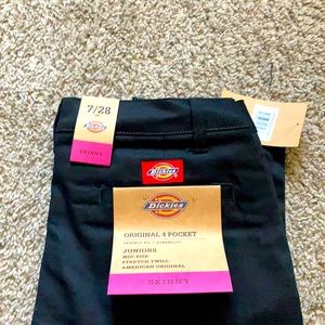 Dickie’s size is 7/28